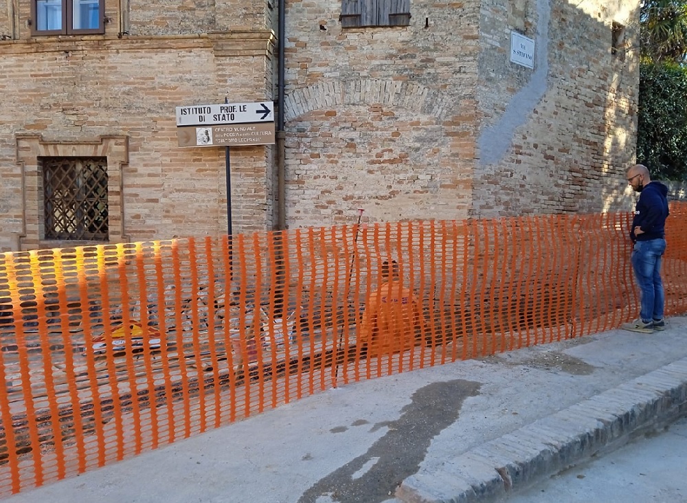 Recanati: dallo scavo per i sottoservizi in piazzale M. Leopardi spuntano delle ossa