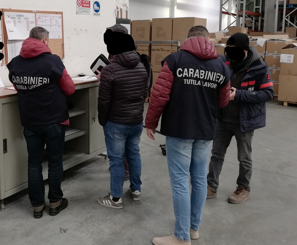 Nei guai il titolare di un’azienda pubblicitaria, presunto “caporale”