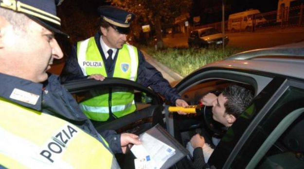 12 uomini e 2 donne ubriachi alla guida. Sanzionati dalla Polizia
