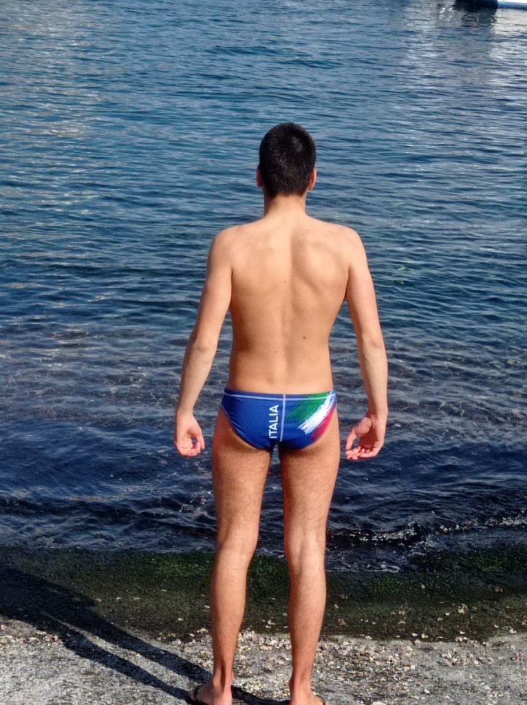 Contro il ricatto vaccinale ha allenato in mare il figlio promessa della pallanuoto