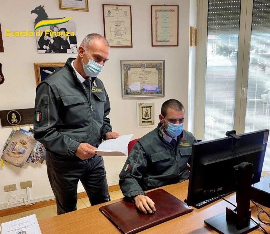 I finanzieri sequestrano depositi bancari e un’autovettura di un commerciale