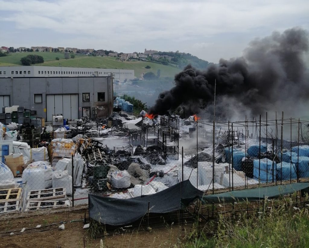 Incendio a Montefano. Prende fuoco materiale plastico
