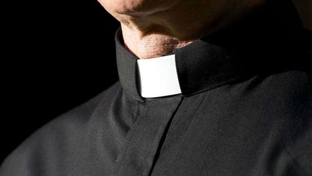 Spilla al parroco 86.000 euro con raggiri. Arrestato 22enne pugliese.
