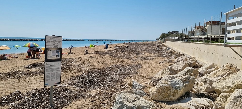 Porto Recanati: spiagge piene di detriti. La denuncia del Centro Destra Unito