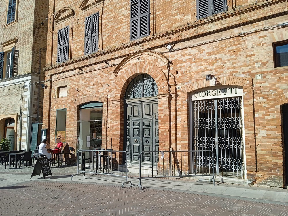 Cadono frammenti in legno di vecchie persiane da un palazzo di Piazza Leopardi