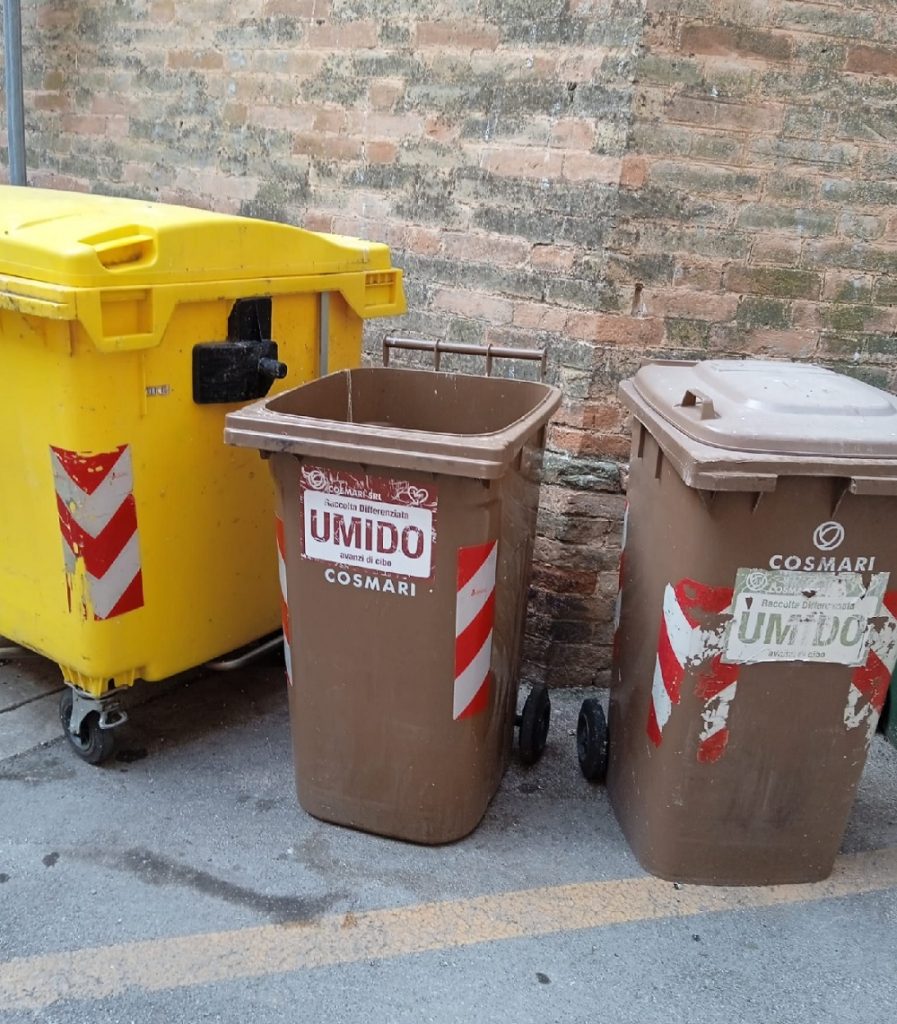Cassonetti dell’umido all’aria aperta.
