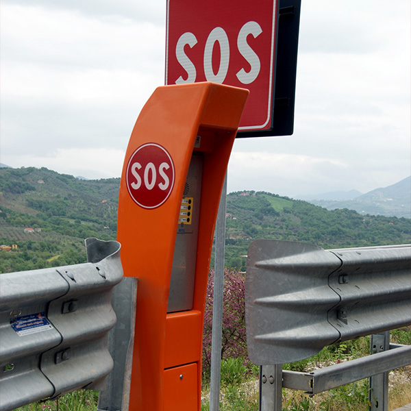 Recanatesi bloccati in superstrada con le colonnine dell’emergenza che non funzionavano.