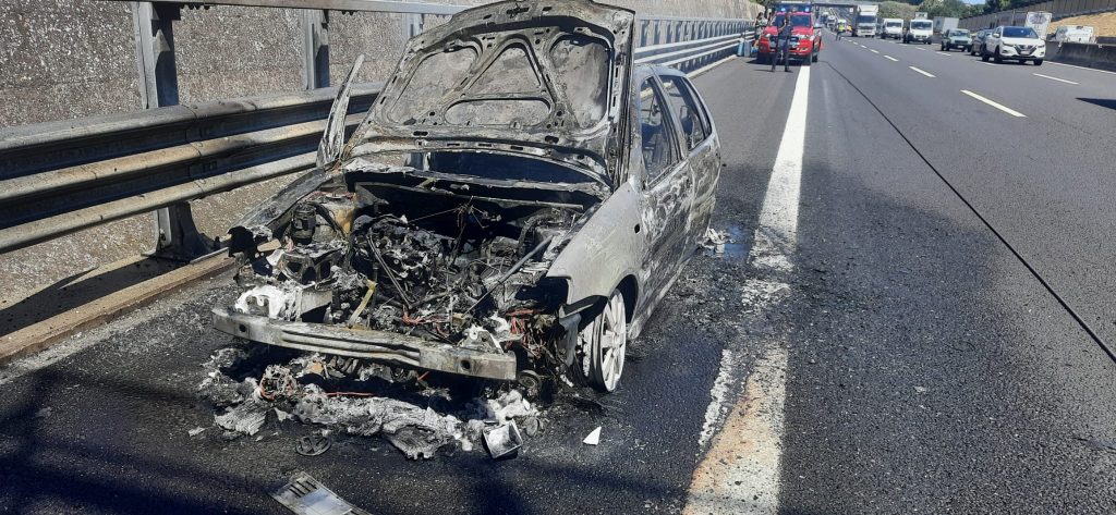 Auto in fiamme lungo la A14