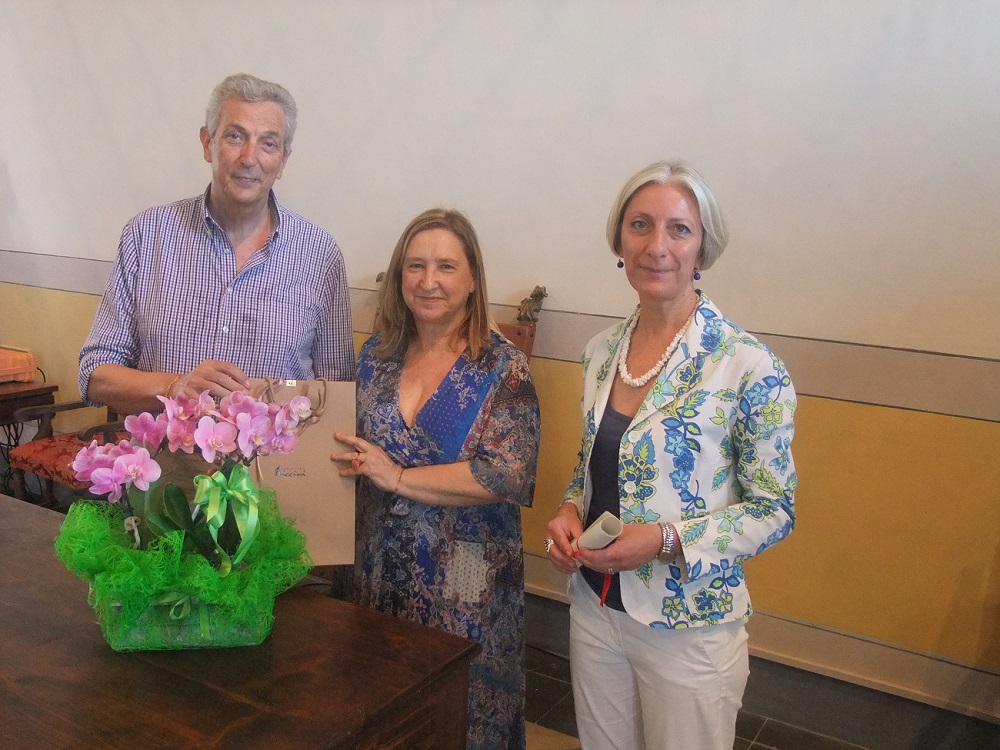 RECANATI: Festa in Comune per il pensionamento di Manuela Benedettucci