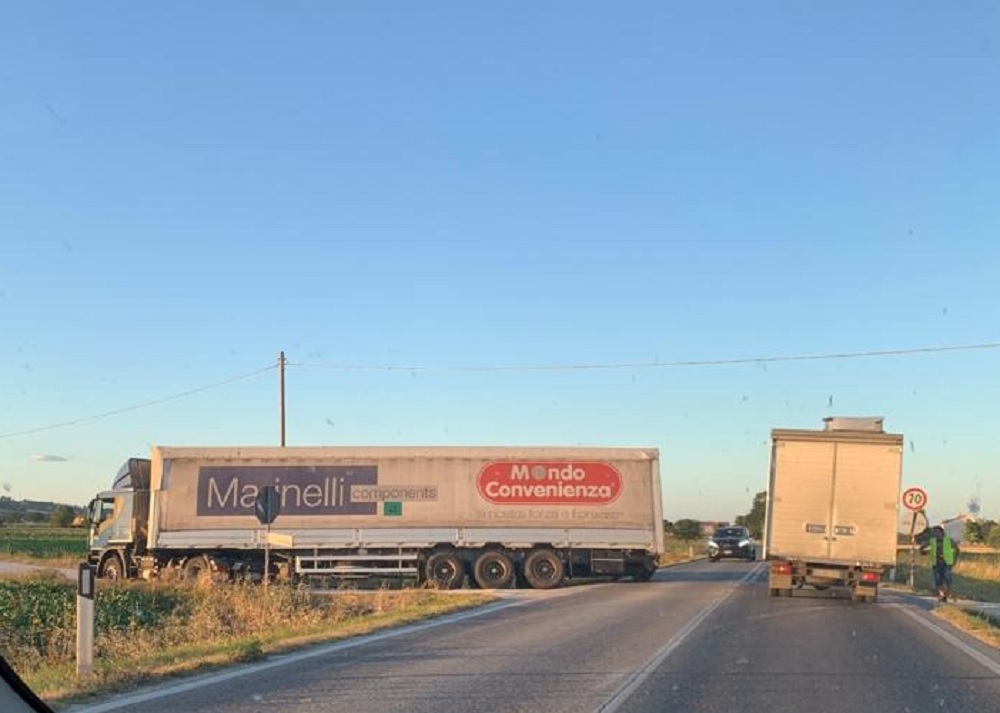Un grosso camion finisce nel fosso lungo la strada Regina