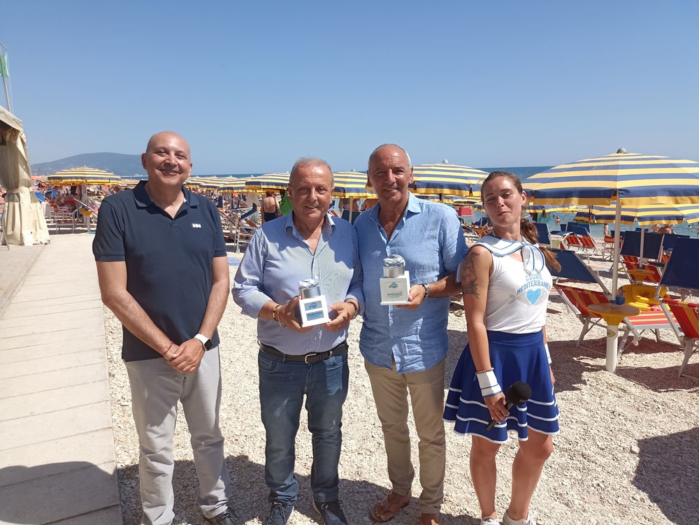 “Cuore Mediterraneo” arriva a Porto Recanati: la raccolta differenziata non si ferma mai, neppure in vacanza