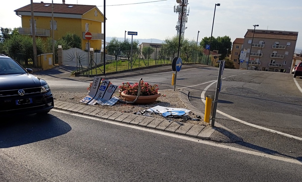 Recanati: fa strike con i segnali stradali