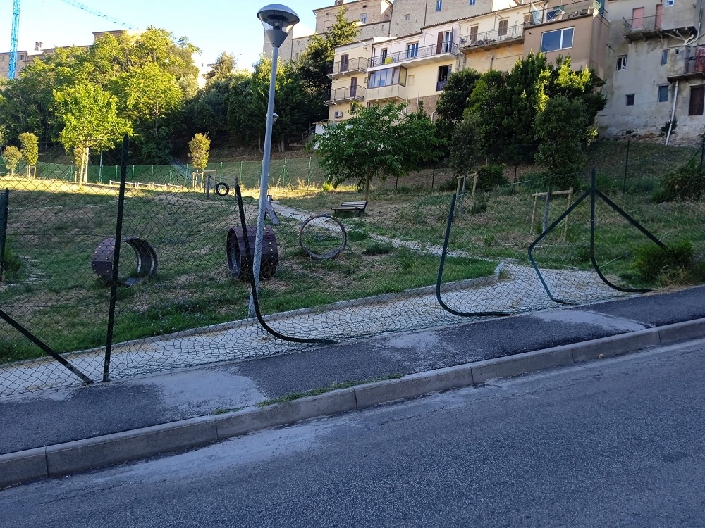 Recanati: abbattuta una parte della recinzione dello sgambatoio