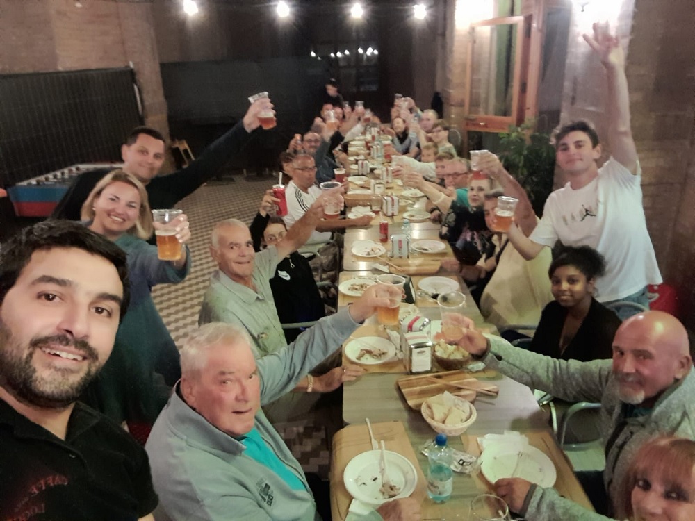Recanati: tanti amici al bar prima della chiusura per ferie