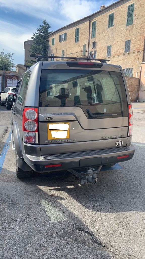 Recanati: tampona un’auto, lascia un numero di telefono sbagliato e se la squaglia