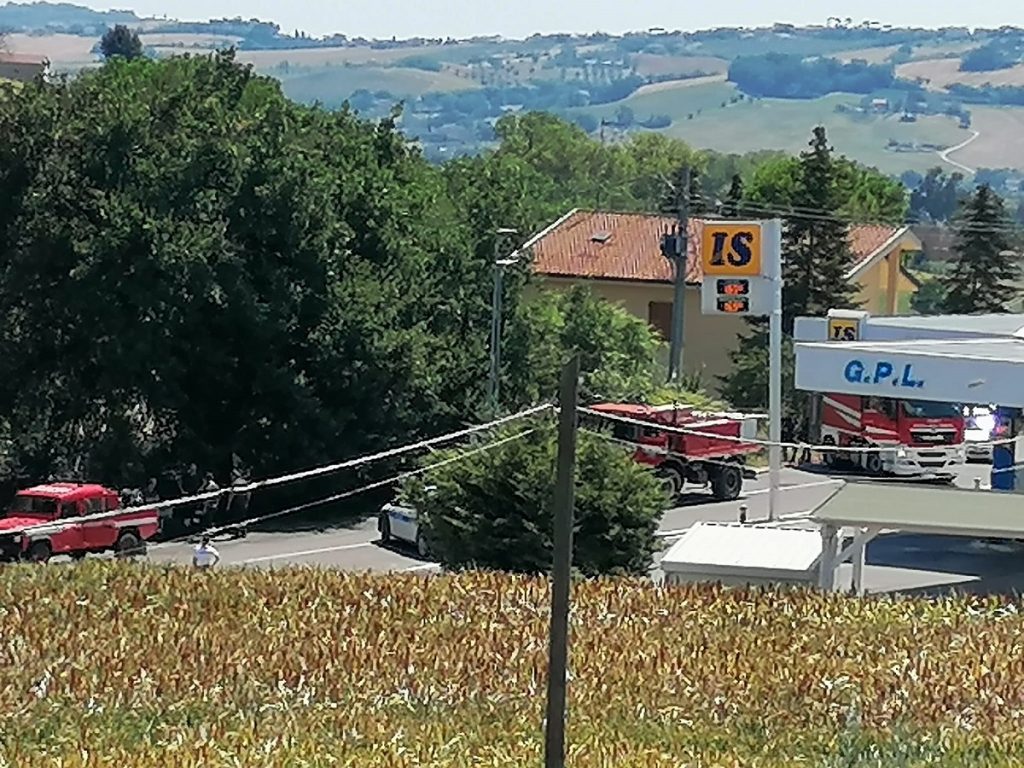 A fuoco le sterpaglie lungo la strada provinciale 77 val di Chienti a Recanati