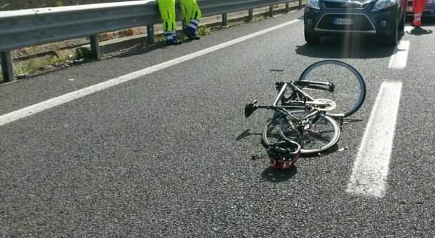 Loreto: colpito un ciclista da una bottiglia lanciata da un’auto in corsa