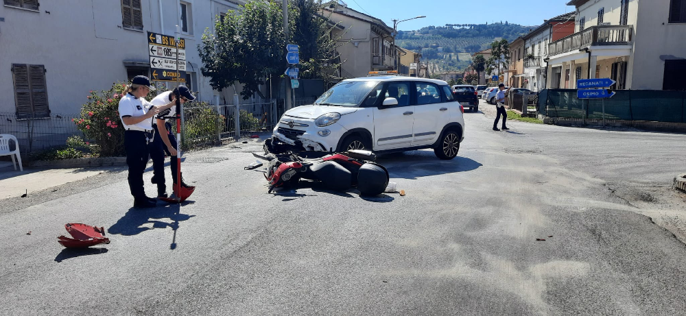 Recanati: scooter contro Fiat 500 a Villa Musone