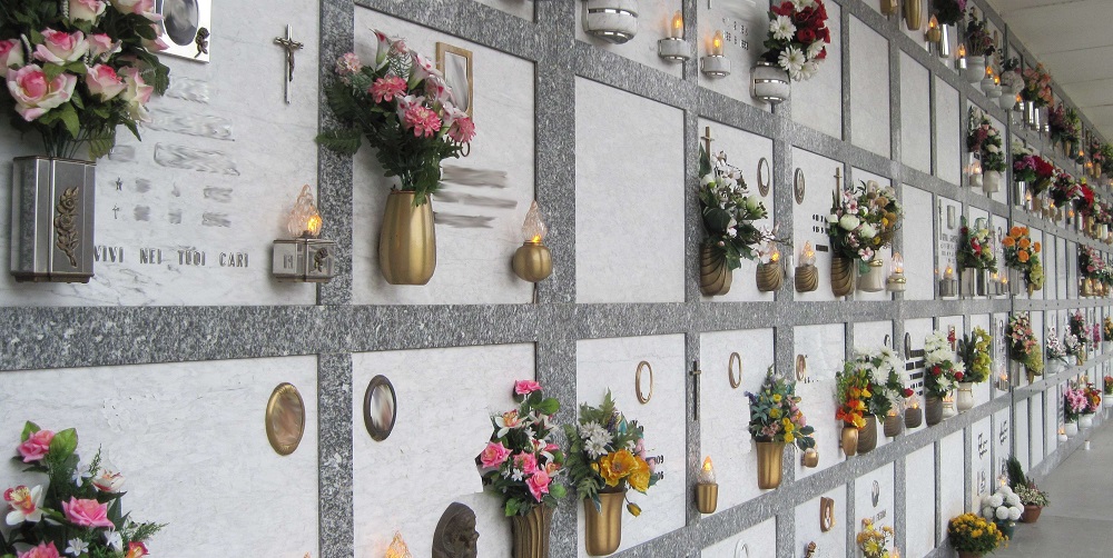 Recanati: accendere il lumino al cimitero è un bene di lusso?