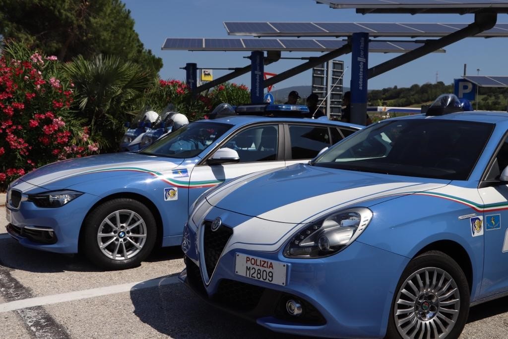 Fugge ad un controllo della Polizia Stradale aggredendo un agente, arrestato