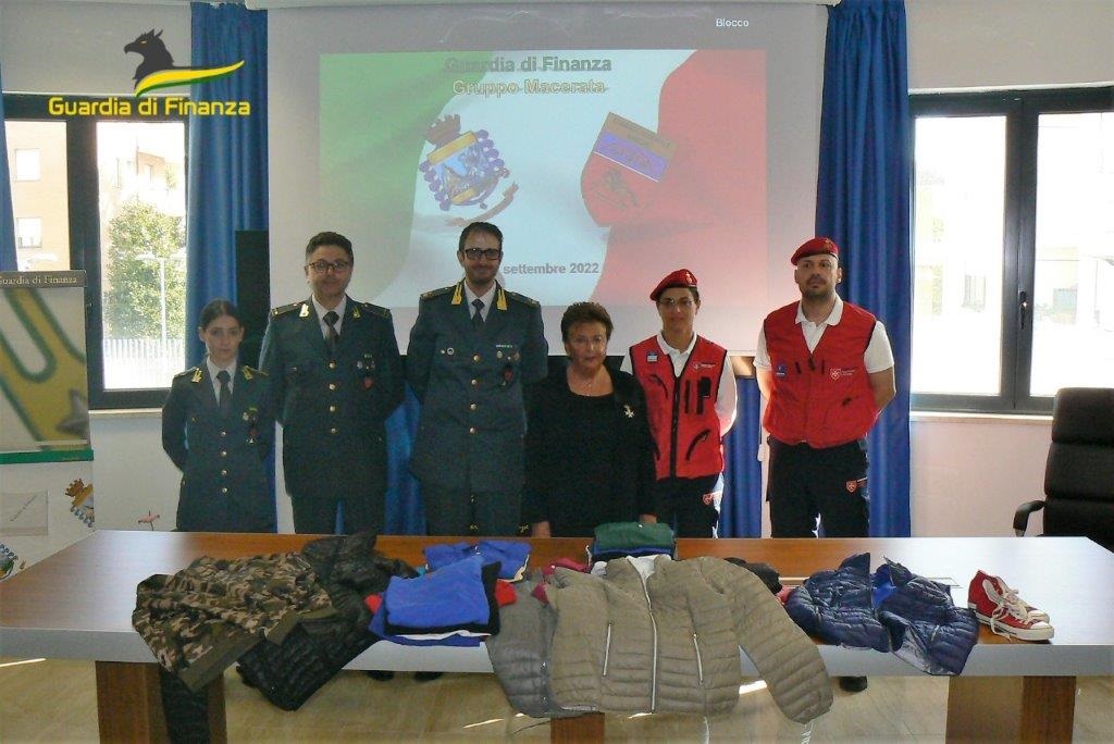Gdf Macerata: devoluti in beneficienza circa 250 capi di abbigliamento sequestrati