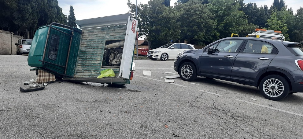 Incidente nei pressi del cimitero a Recanati. Tre i mezzi coinvolti