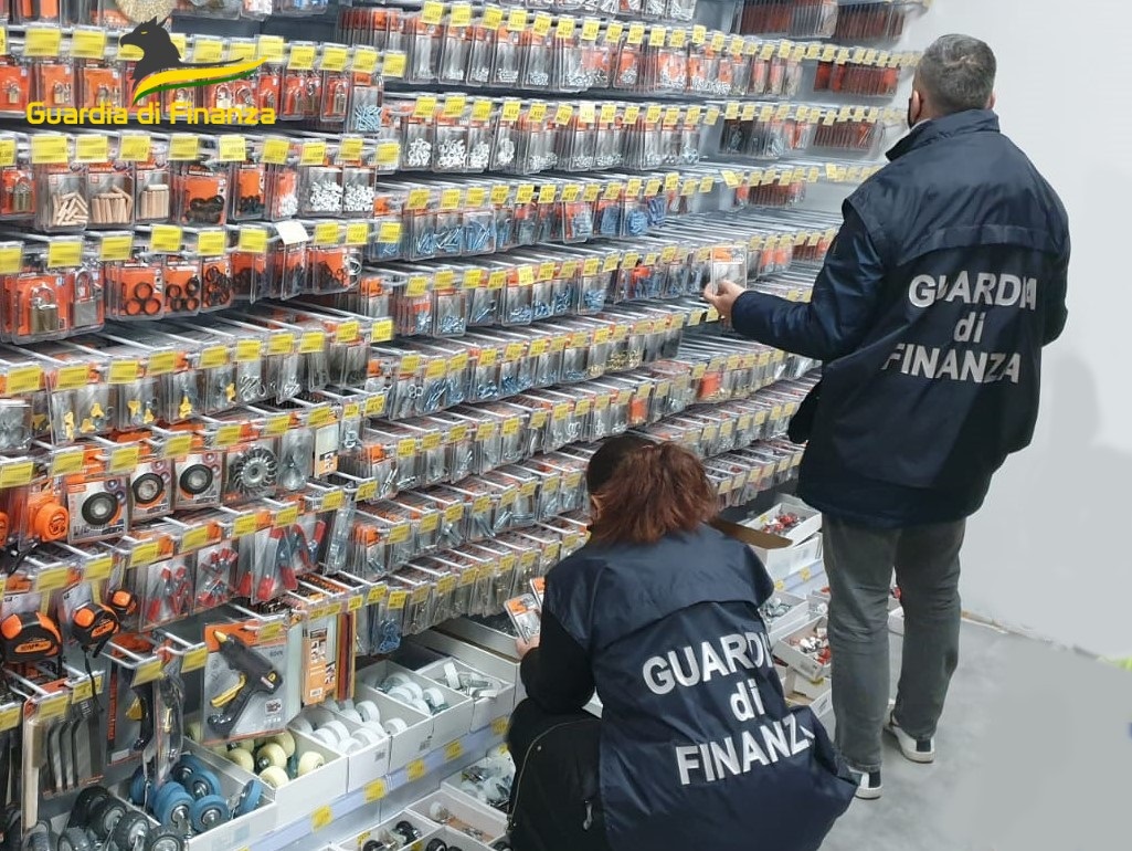 Gdf Macerata: sequestrati oltre 30.000 articoli insicuri per la salute dei consumatori