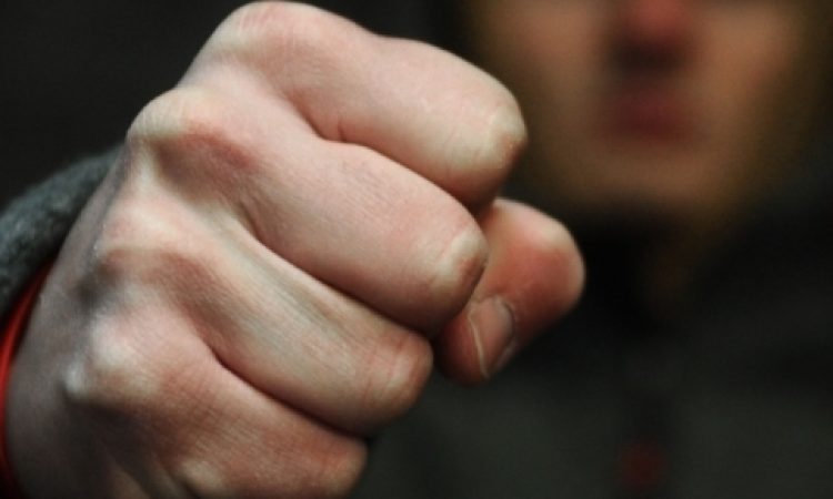 Civitanova: un pugno in faccia alla barista per futili motivi