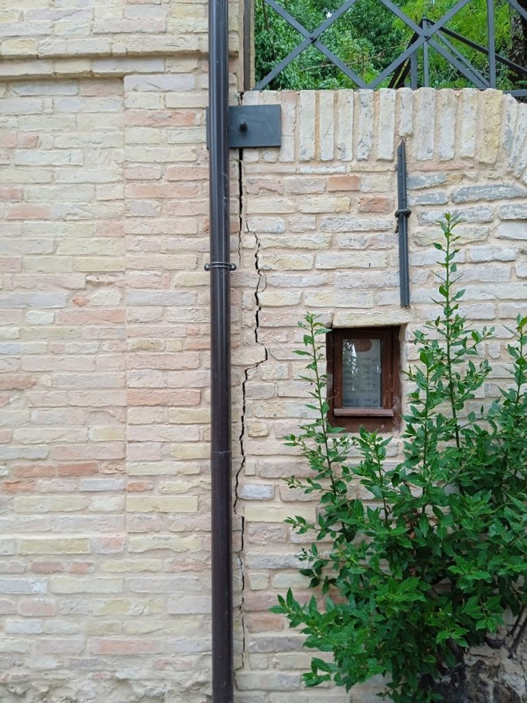 Recanati: crepe all’ex casetta delle scimmie.