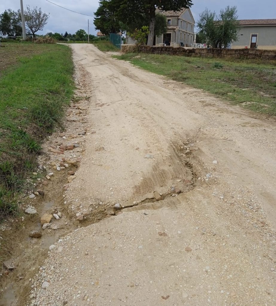 Recanati: lo stato pietoso della strada comunale che dalla rotatoria di Costa dei Ricchi porta alla ex SS 77.