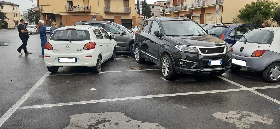 Villa Musone. Perde il controllo dell’auto e finisce contro un’auto in sosta