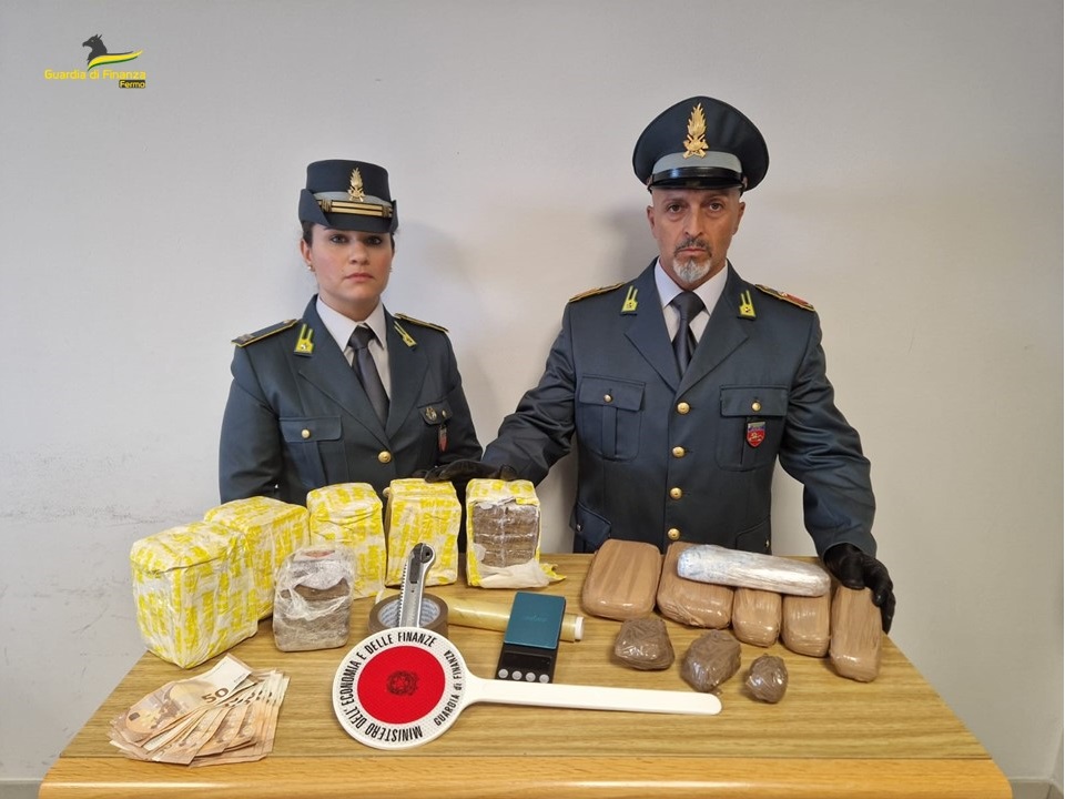 Blitz della Guardia di Finanza a Porto San Giorgio, 2 arresti e sequestro di oltre 8 kg di stupefacenti