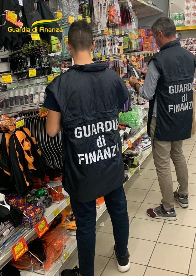 GDF Ancona: sequestrati prodotti cosmetici tossici e denunciati 2 esercenti