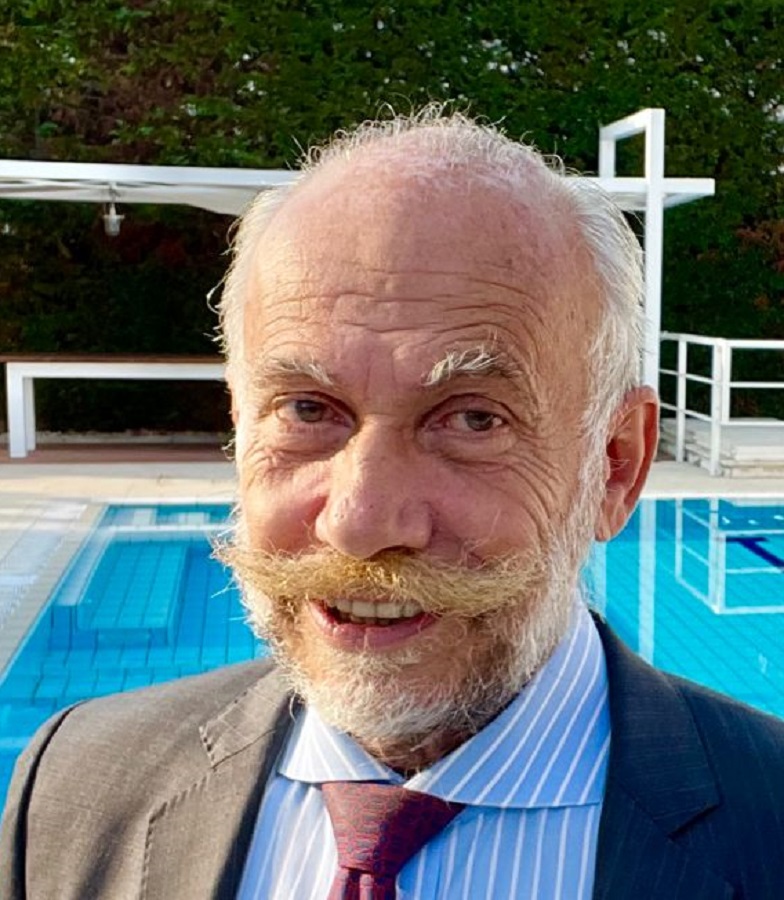 Il Covid si può curare con comuni farmaci. Il dott. Andrea Stramezzi smonta il Dio vaccino