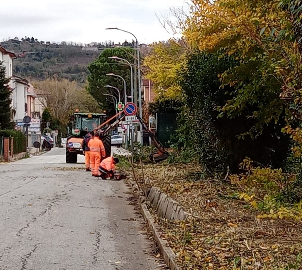 Detto, fatto! Pulito il “fosso” adiacente via Tambroni nella frazione di Sambucheto di Montecassiano