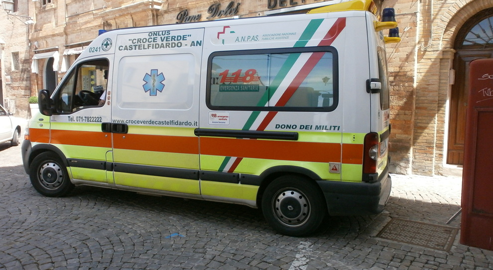Castelfidardo. Travolta da un’auto mentre attraversa la strada