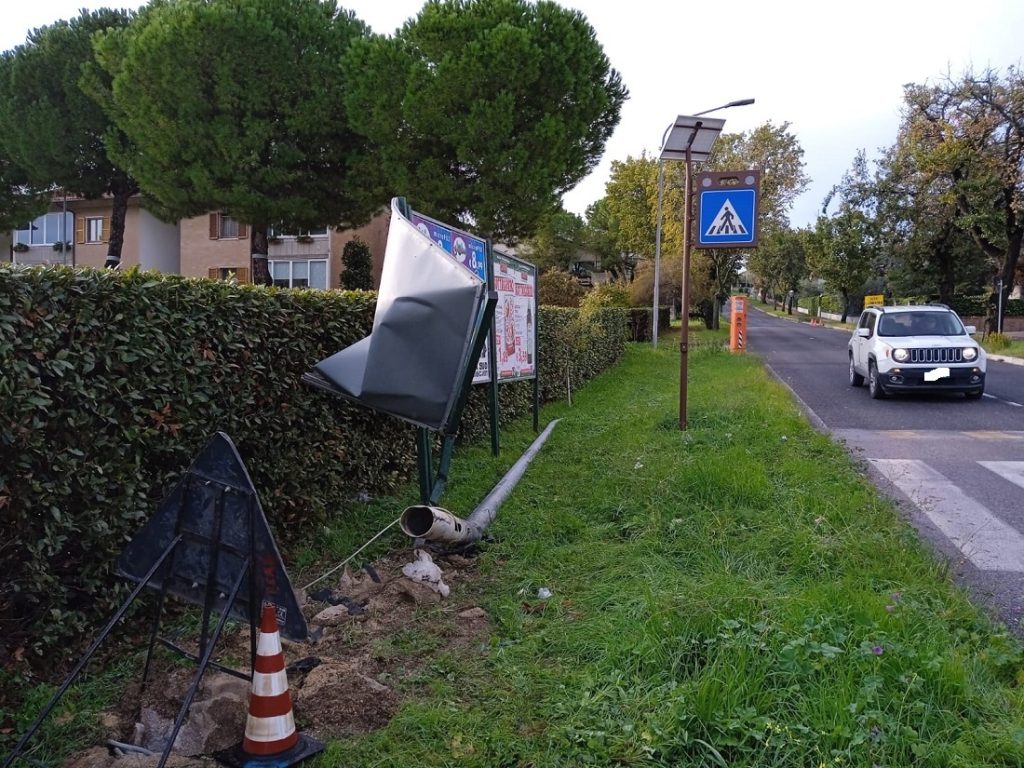 Recanati. Abbatte un palo della luce e cartelloni pubblicitari in via del Mare