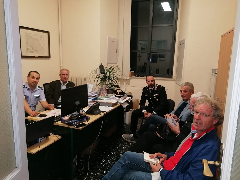 Arriva l’educatore di strada per aiutare i giovani.