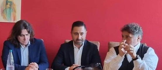 Giornalino tutto ad immagine del Palazzo con i soldi di tutti i recanatesi