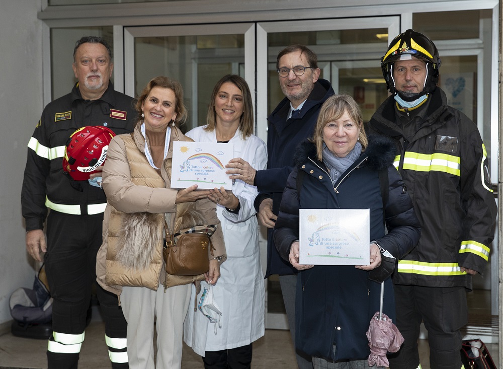Natale 2022: UNICEF e Clementoni, oggi la prima speciale consegna dei ‘Regali Sospesi’ ai bambini dell’Ospedale Pediatrico ‘G. Salesi’ di Ancona