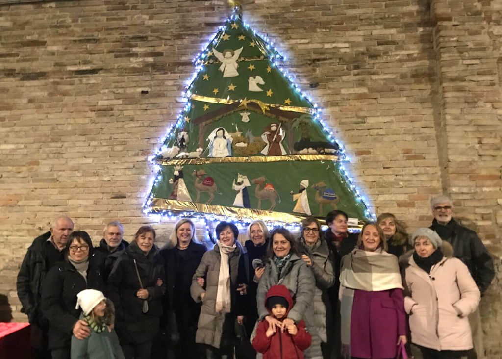 Recanati: a Castelnuovo acceso l’Albero-Presepe delle Social Catenelle