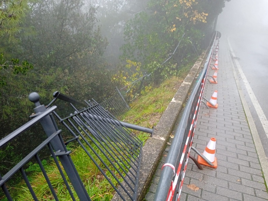 Auto fuori strada abbatte balaustra nel curvone sotto Villa Colloredo
