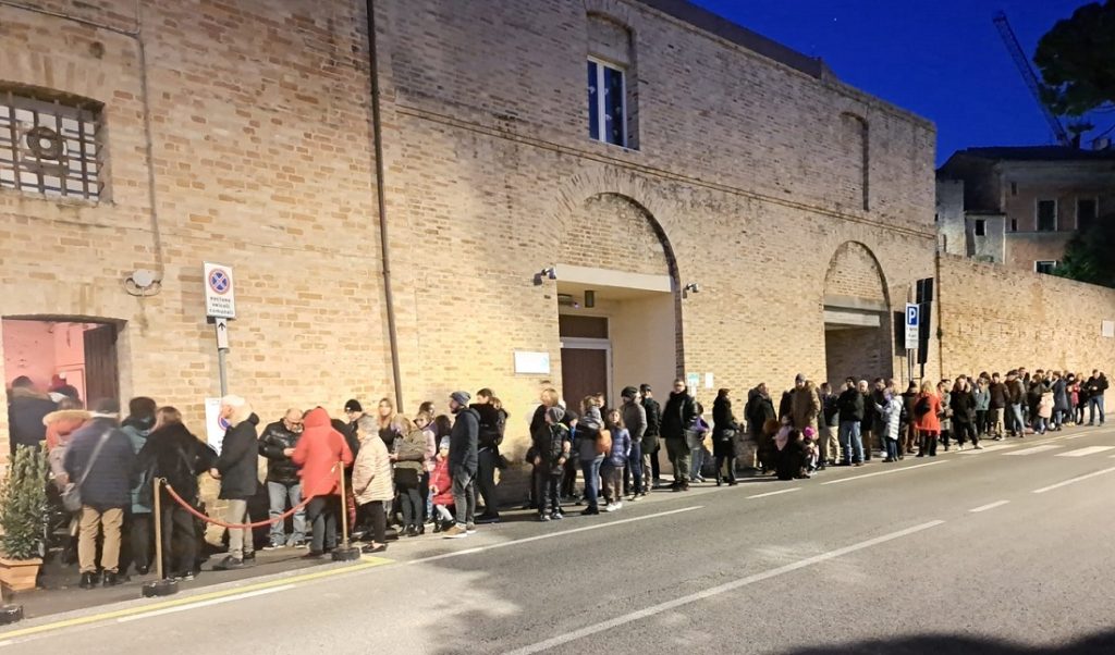 Recanati: in fila per poter visitare lo splendido presepio di Leandro Messi