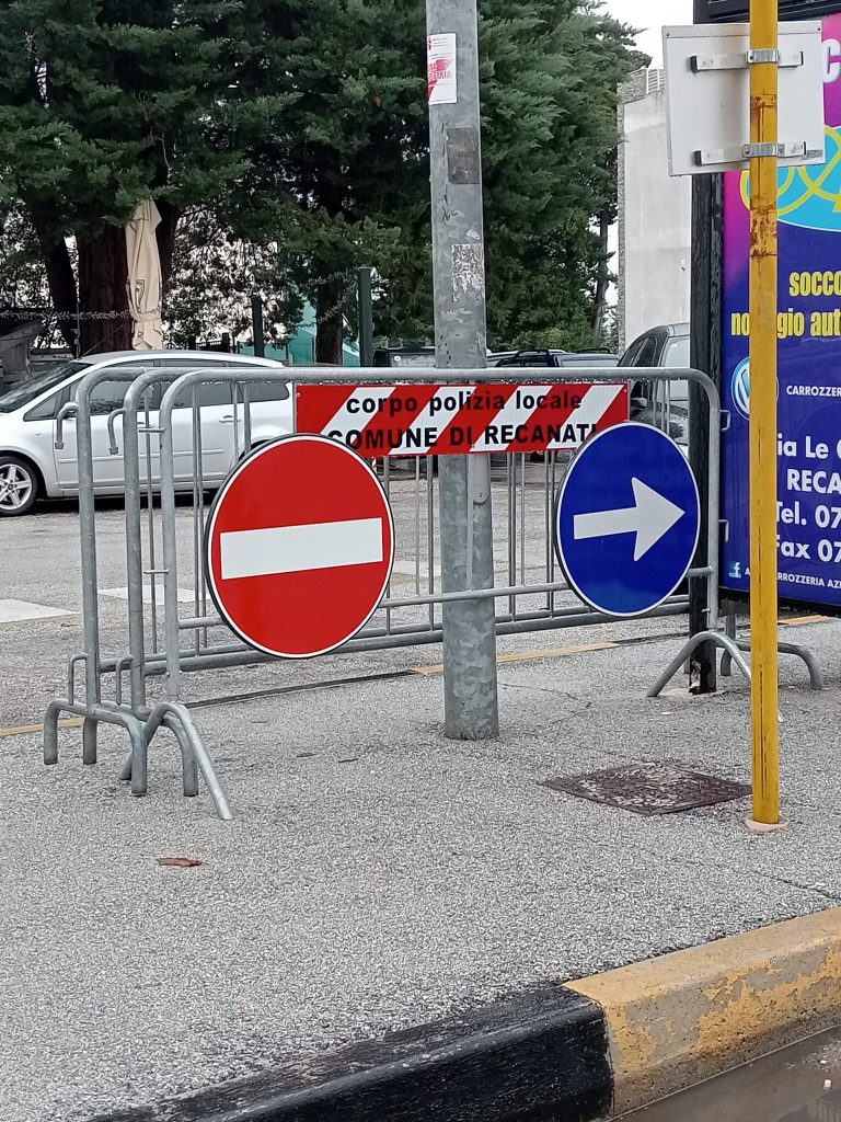 Recanati. Tanti i cartelli stradali irregolari, ma le multe le prende solo il cittadino
