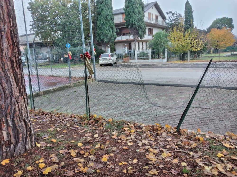 Recinzione cadente: sono pericolosi i giardini di Sambucheto di Montecassiano