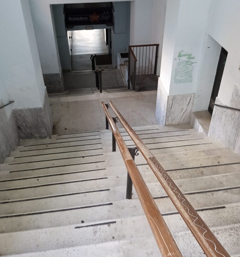 Recanati: sporco e degrado nella scalinata dell’ex Multisala Sabbatini