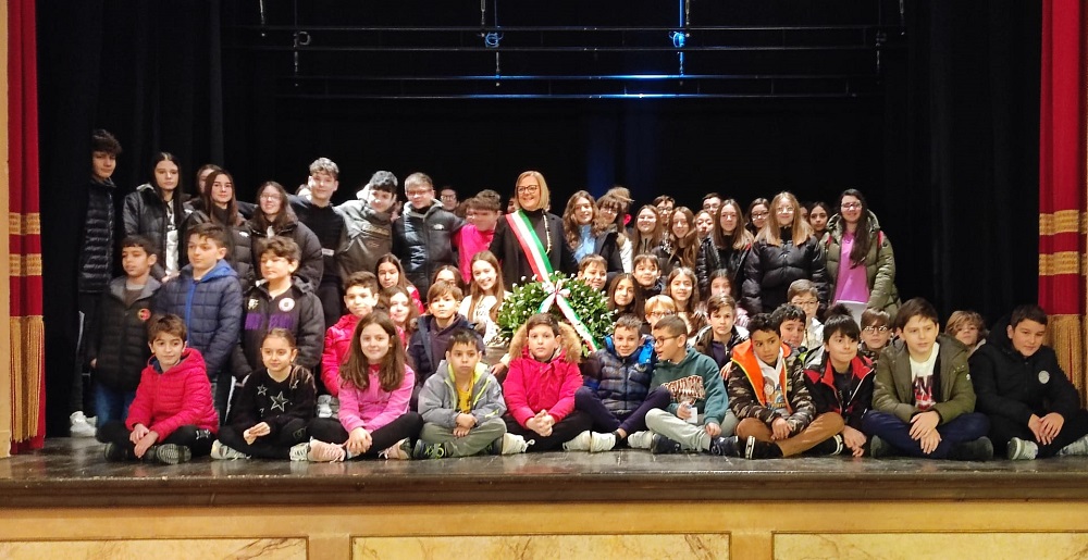 Celebrato il Giorno della Memoria al Teatro La Rondinella con le Scuole Primaria e Secondaria montefanesi