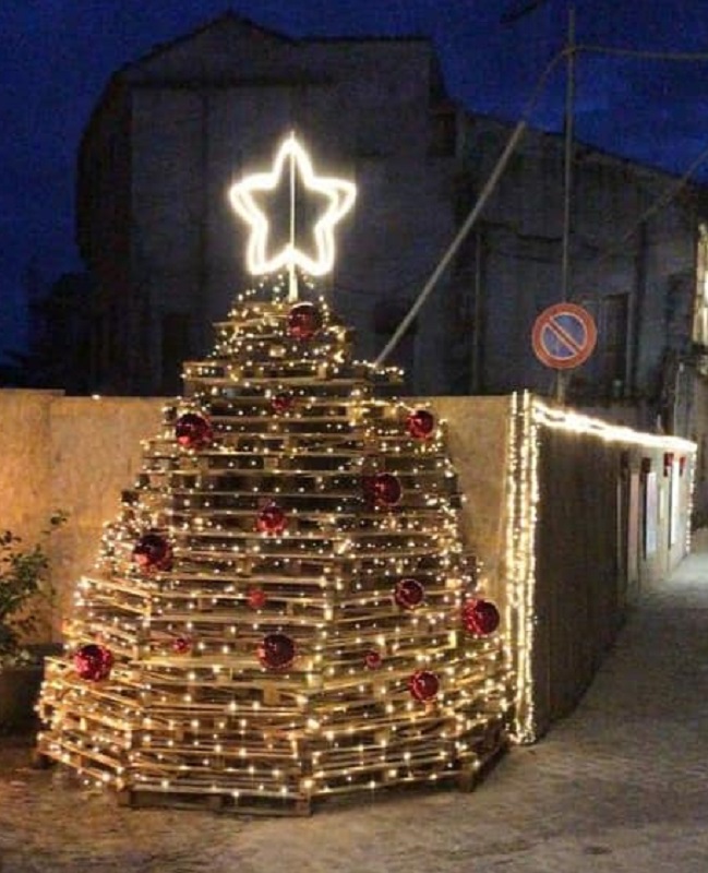 Recanati. Atti vandalici per l’albero di Natale di via Roma