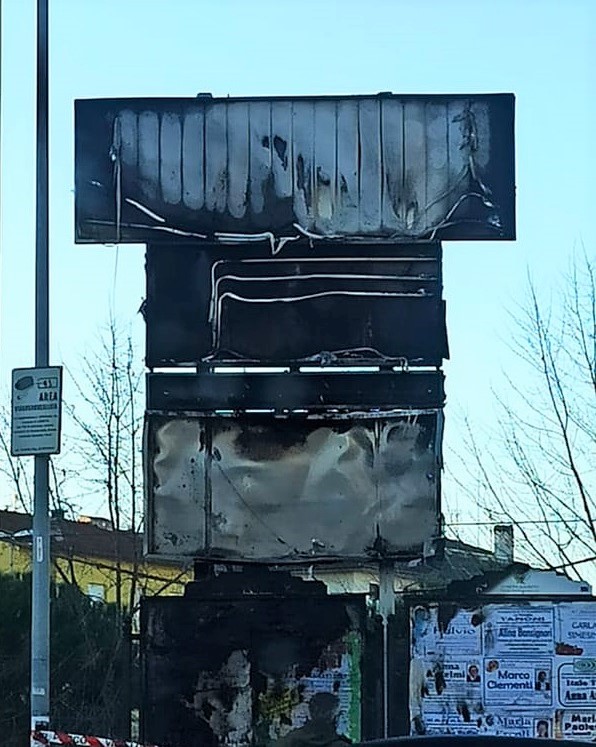 Incendiata un’insegna nella notte a Villa Musone di Loreto