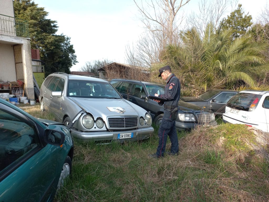 Montecassiano: deposito illecito di auto fuori uso e rifiuti pericolosi